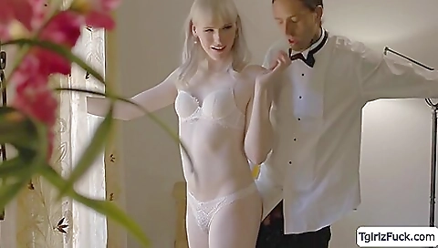 Bareback threesome with bigass and a deepthroat babe