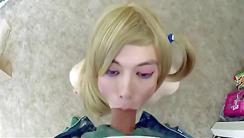 Thick dude deepthroats a blonde shemale in amateur vid